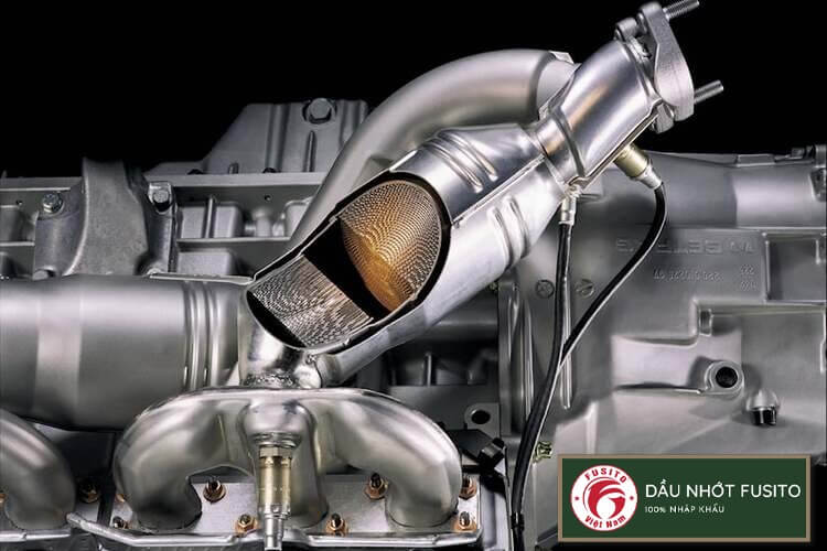 Bộ chuyển đổi xúc tác khí thải là gì? Những dấu hiệu của lỗi bộ chuyển đổi xúc tác ô tô như thế nào? Hãy cùng kênh dầu nhớt Fusito tìm hiểu trong bài viết này.