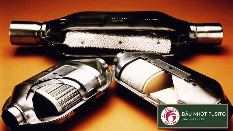 Bộ chuyển đổi xúc tác khí thải là gì? Những dấu hiệu của lỗi bộ chuyển đổi xúc tác ô tô như thế nào? Hãy cùng kênh dầu nhớt Fusito tìm hiểu trong bài viết này.