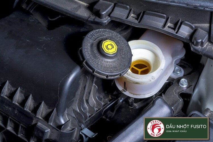 Dầu phanh ô tô là gì? dầu thắng đĩa nên chọn dầu thắng dot 4 hay dầu phanh dot3? Những báo hiệu thiếu dầu phanh trên xe như thế nào? Hãy cùng phân tích!