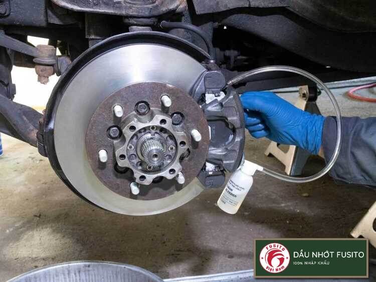 Dầu phanh ô tô là gì? dầu thắng đĩa nên chọn dầu thắng dot 4 hay dầu phanh dot3? Những báo hiệu thiếu dầu phanh trên xe như thế nào? Hãy cùng phân tích!
